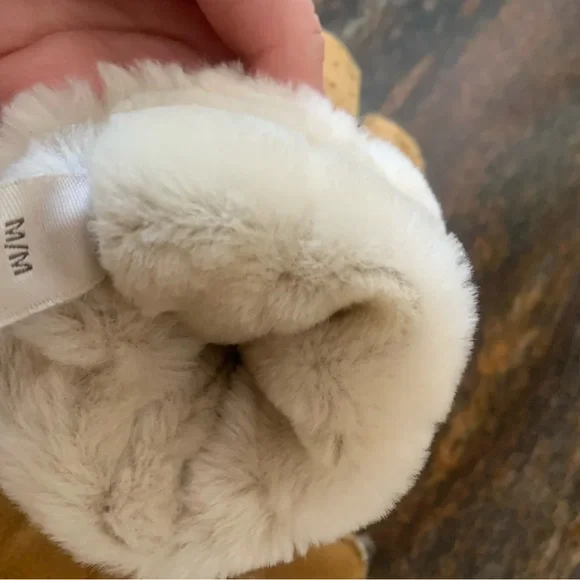 UGG Perforated Shearling Gloves - Picture 4 of 8